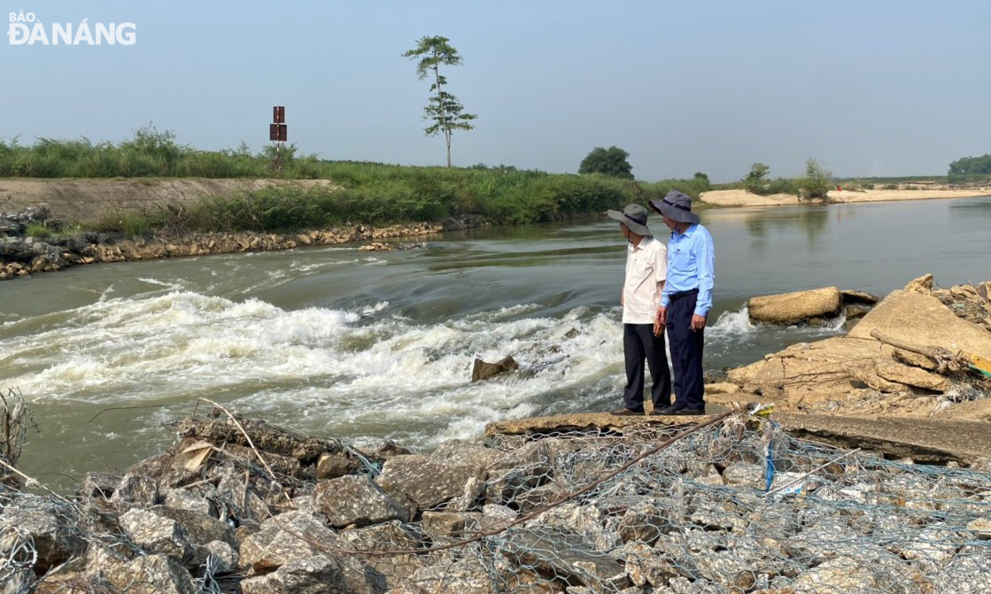 Lãnh đạo Sở Tài nguyên và Môi trường, Chi cục Thủy lợi (Sở Nông nghiệp và Phát triển nông thôn) kiểm tra thực tế tại khu vực cửa điều tiết nước ở sông Quảng Huế vào tháng 4-2024. Ảnh: HOÀNG HIỆP