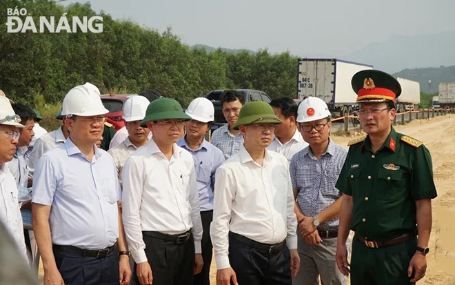 Bí thư Thành ủy Nguyễn Văn Quảng (thứ 3 từ phải sang) kiểm tra thực tế dự án. Ảnh: THÀNH LÂN