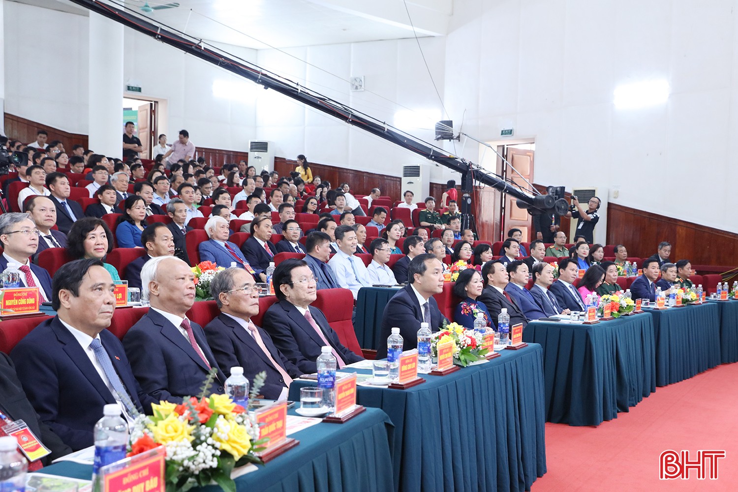 Các đồng chí lãnh đạo, nguyên lãnh đạo Đảng, nhà nước và đại biểu dự buổi lễ.