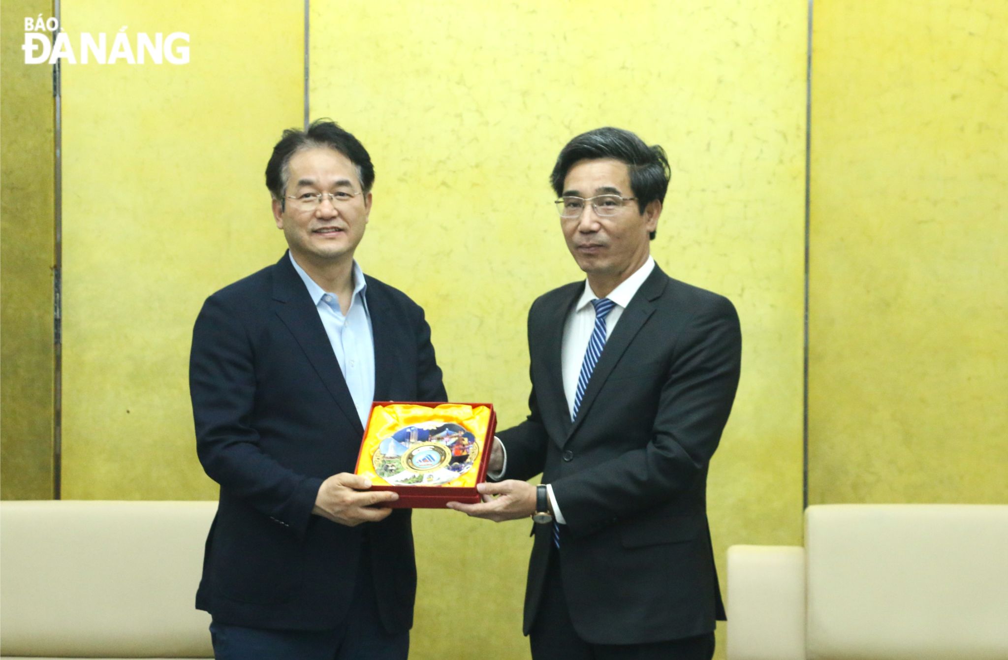 Phó Chủ tịch UBND thành phố Trần Chí Cường (bên phải) tặng quà lưu niệm đến Thị trưởng Lee Dong Hwan. Ảnh: T.PHƯƠNG