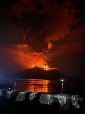 Ruang volcano in Indonesia's North Sulawesi. (Photo: AFP/VNA)