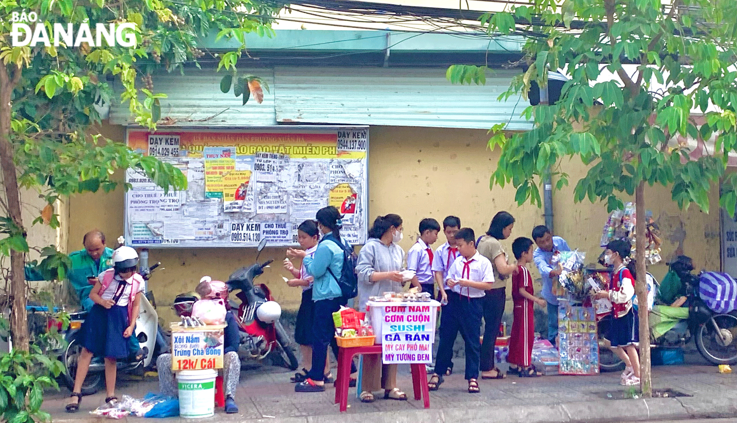 Thức ăn được chế biến, đóng gói sẵn bày bán trước cổng trường học tiềm ẩn nguy cơ gây ngộ độc thực phẩm cho học sinh. Ảnh: K.K	