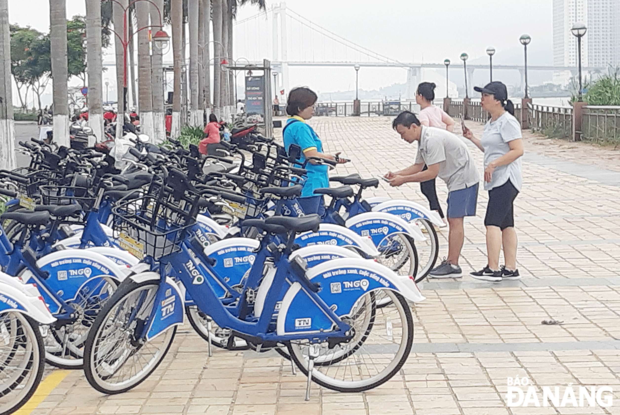People are seen using public bike rental service on Nhu Nguyet Street, Hai Chau District. Photo: THANH LAN
