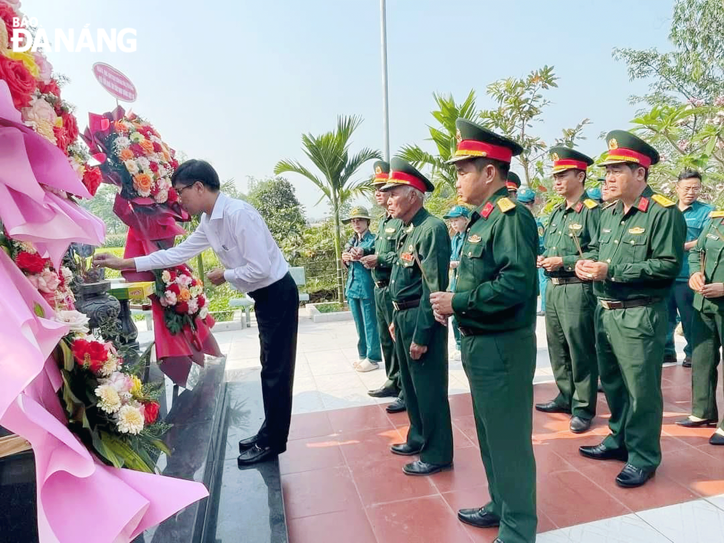 Lãnh đạo Quận ủy Hải Châu, các ban, ngành, đoàn thể phối hợp lực lượng vũ trang quận hành quân về nguồn tìm hiểu lịch sử truyền thống hướng về kỷ niệm 70 năm chiến thắng Điện Biên Phủ. Ảnh: C.T