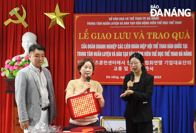 The Da Nang Athletes Training and Coaching Centre receiving gifts of medical equipment from representatives of the Korean Federation of Sports Associations. Photo: G.P