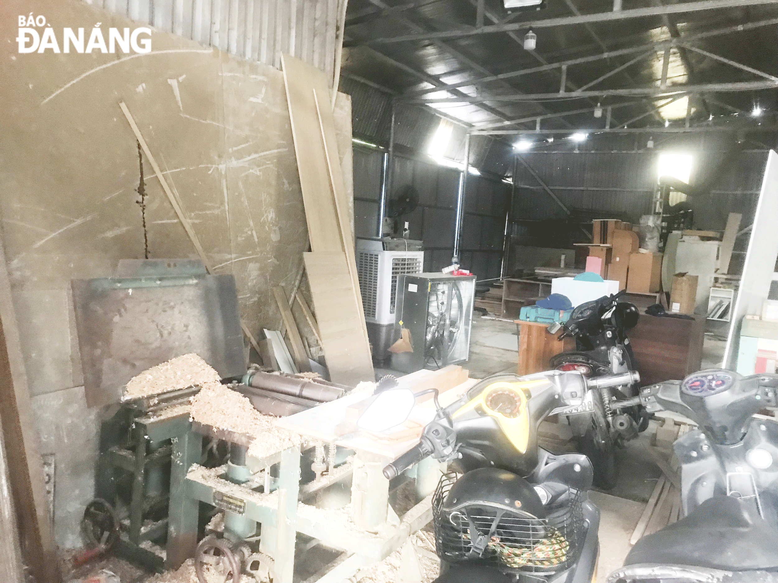 Xưởng gỗ tại lô đất 27, đường Nguyễn Sắc Kim, phường Hòa Xuân trong quá trình hoạt động xịt sơn PU gây ô nhiễm môi trường.  Ảnh: KHÁNH HUYỀN	