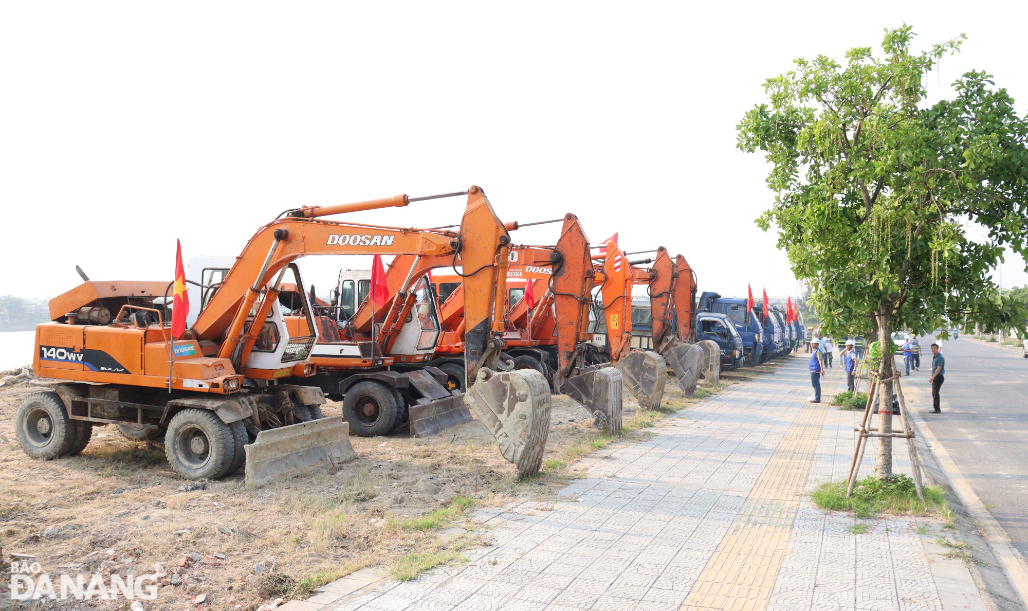 Các phương tiện cơ giới được huy động để triển khai thi công công trình. Ảnh: HOÀNG HIỆP