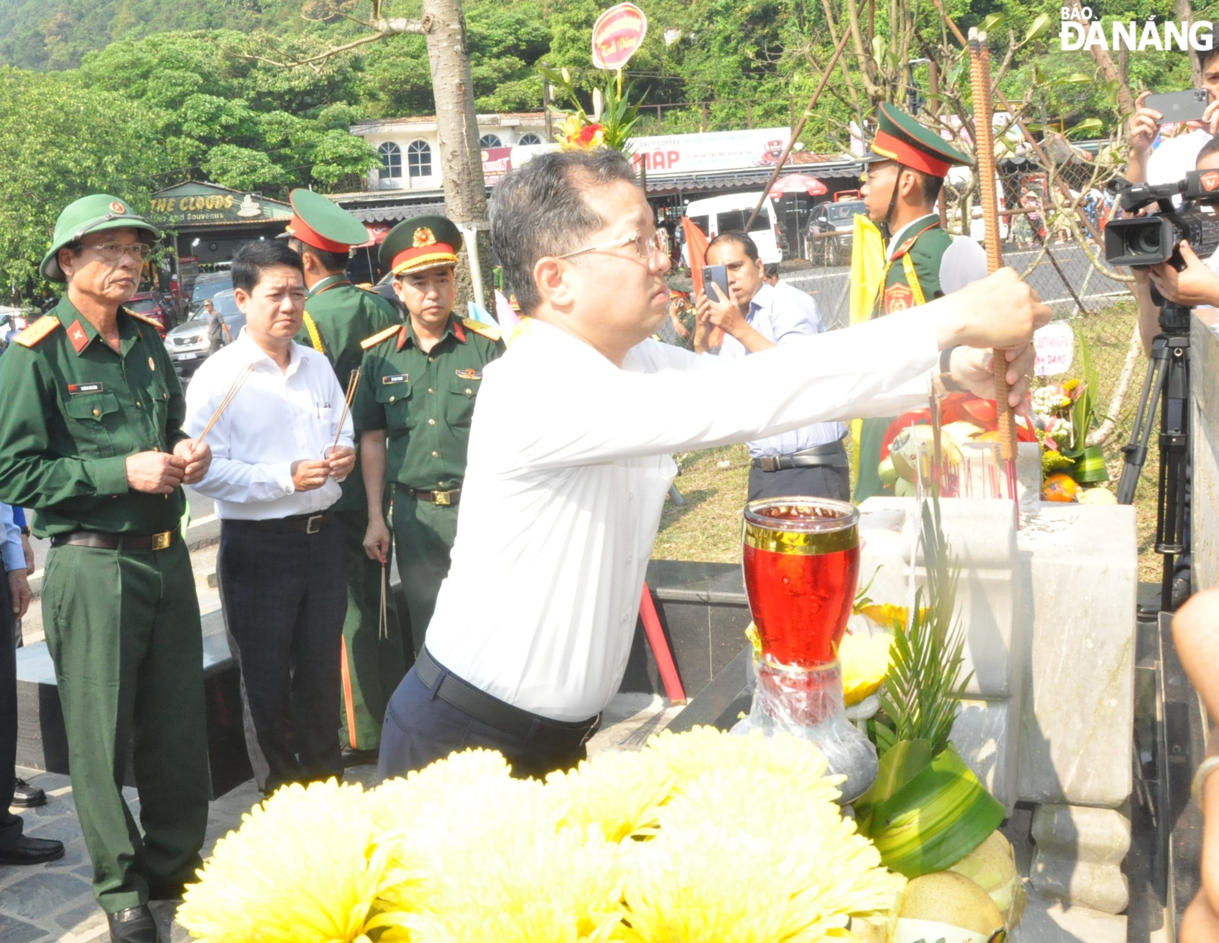 Bí thư Thành ủy Nguyễn Văn Quảng dâng hương tưởng nhớ các anh hùng, liệt sĩ tại Khu Di tích Đồn Nhất. Ảnh: LÊ HÙNG