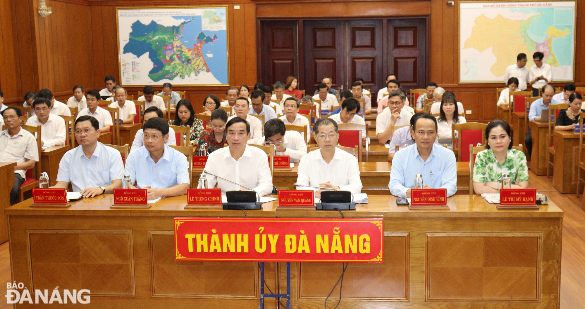 Da Nang leaders attending the webinar to disseminate the Secretariat’s Directive 32-CT/TW at the city's broadcasting bridge point. Photo: HOANG HIEP