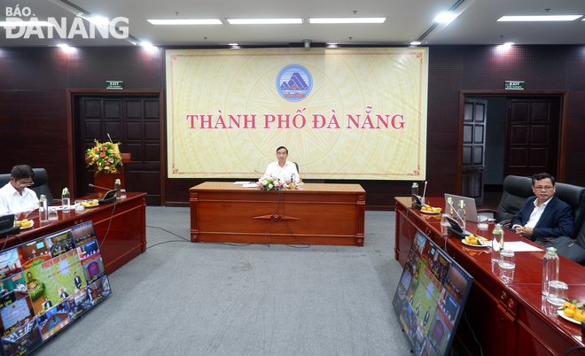Chủ tịch UBND thành phố Lê Trung Chinh chủ trì tại điểm cầu Đà Nẵng. Ảnh: M.Q