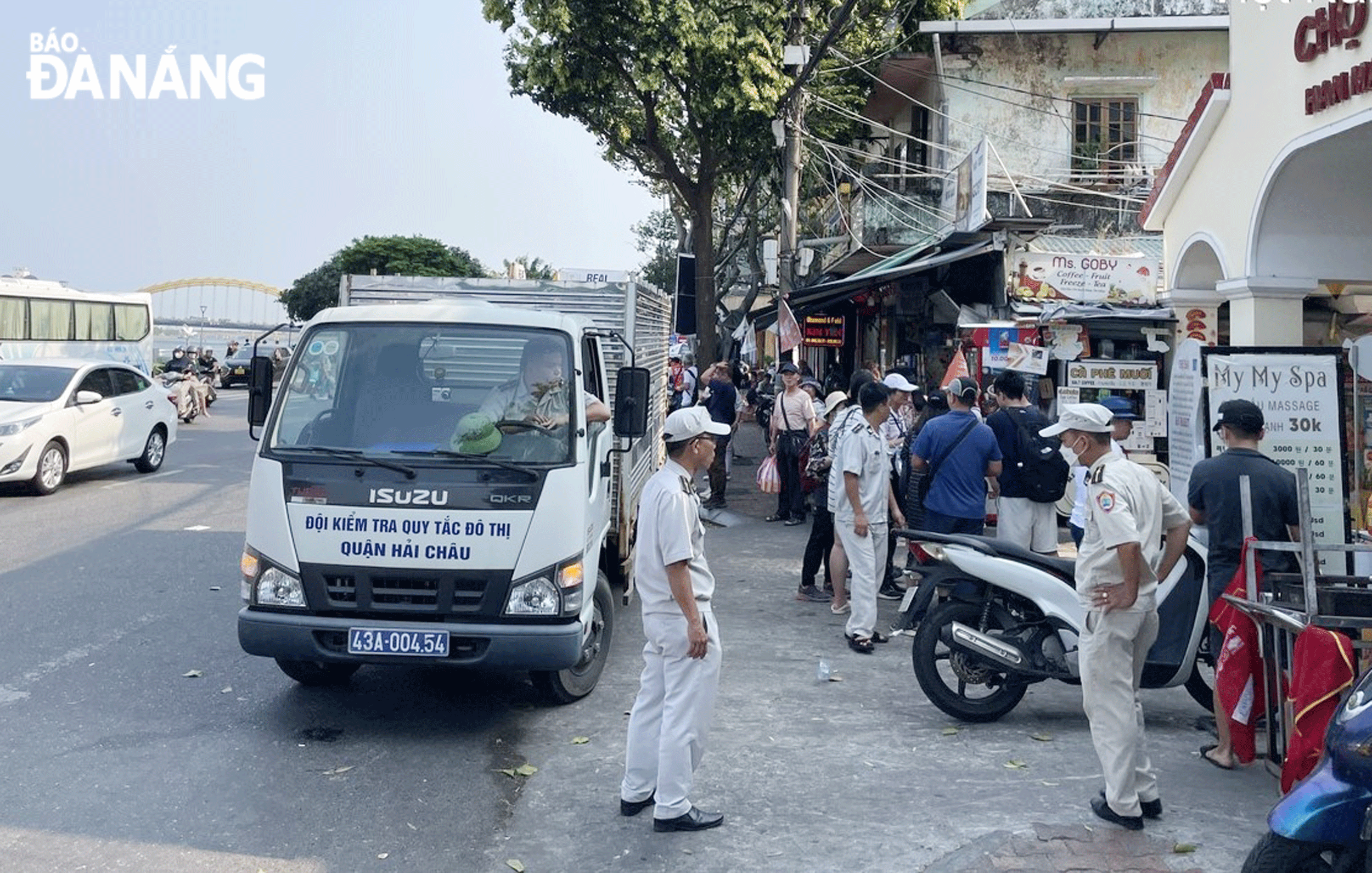Lực lượng chức năng quận Hải Châu thường xuyên tuần tra, kiểm soát trật tự vỉa hè tại các khu vực thu hút đông đảo khách du lịch. Ảnh: TRẦN TRÚC