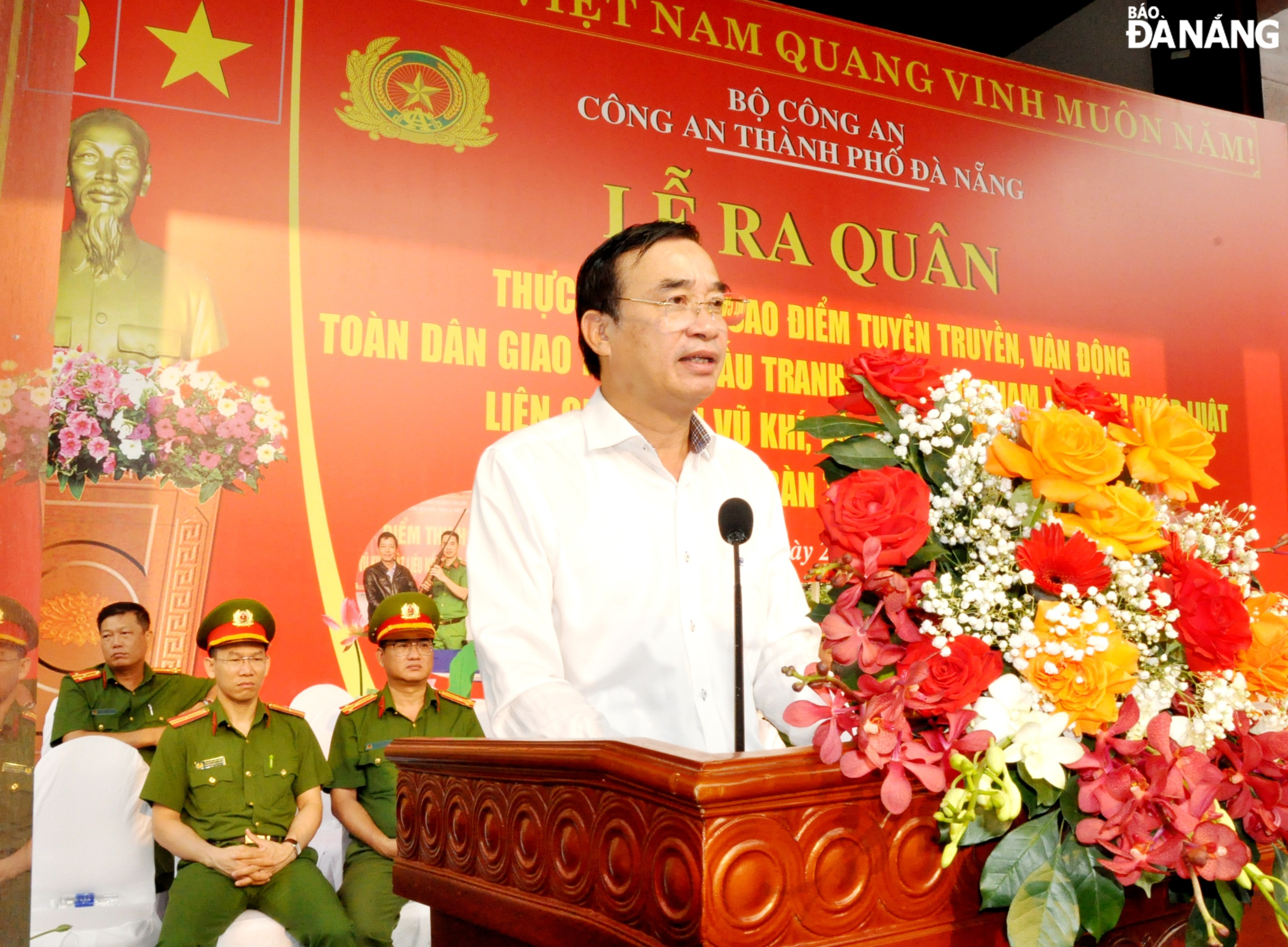 Chủ tịch UBND thành phố Lê Trung Chinh phát biểu chỉ đạo tại lễ ra quân. Ảnh: LÊ HÙNG