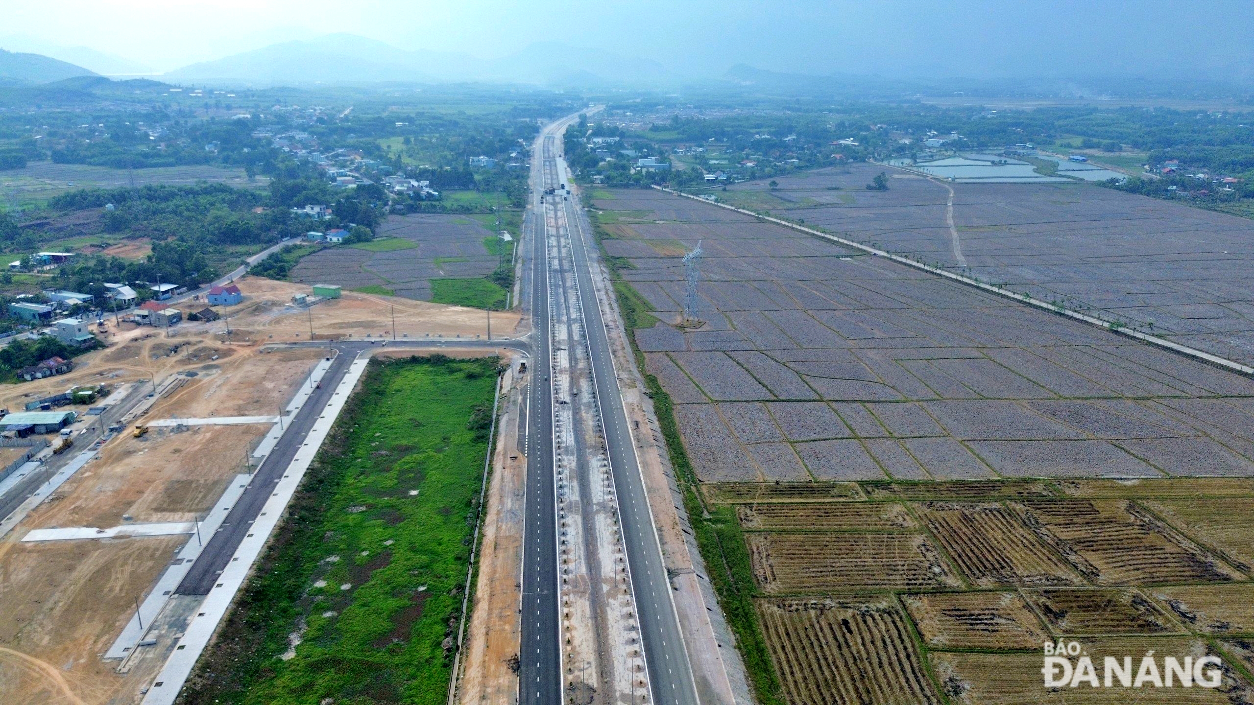 The first phase of the Western Ring Road project has a total investment of nearly VND1,500 billion. A 19km-long road connecting National Highway 14B to Ho Chi Minh Road passes through communes of Hoa Khuong, Hoa Ninh, Hoa Phu, Hoa Phong and Hoa Lien of Hoa Vang District.