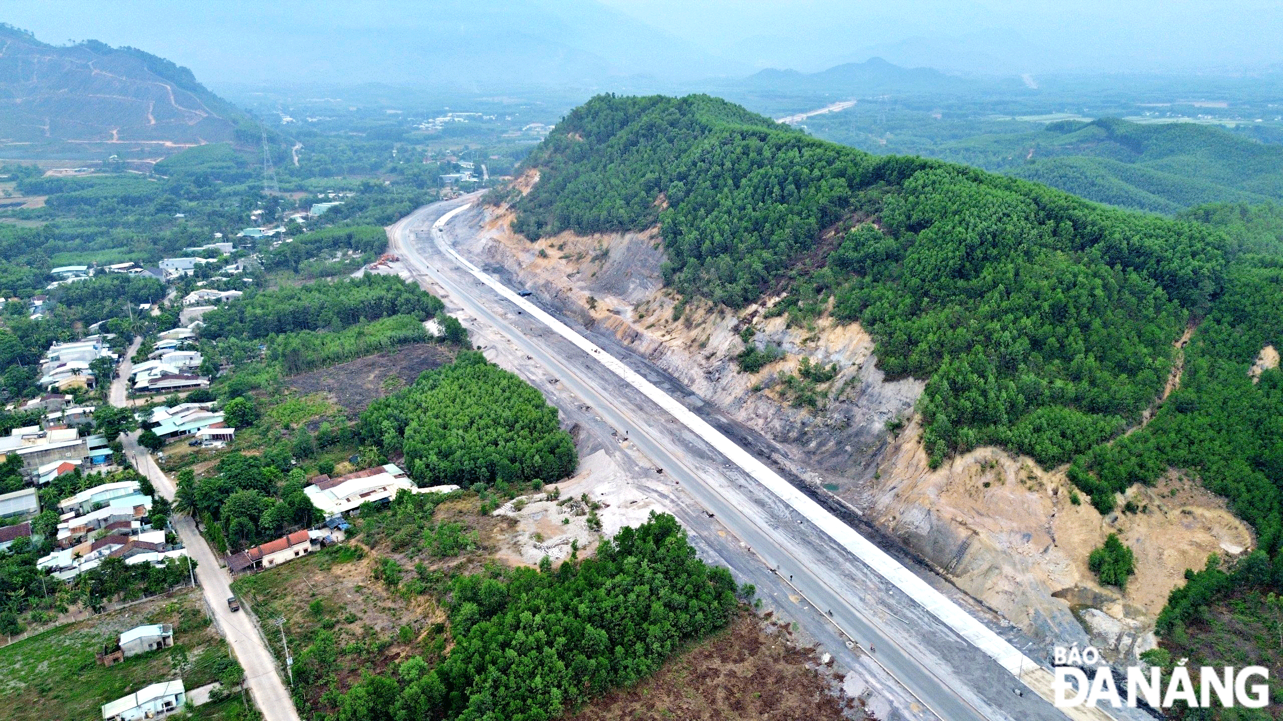 Dự án Đường vành đai phía tây (giai đoạn 1), dài 19km có tổng mức đầu tư gần 1.500 tỷ đồng. Tuyến đường đi qua 5 xã: Hòa Khương, Hòa Phong, Hòa Phú, Hòa Ninh và Hòa Liên (huyện Hòa Vang). Dự án đang hoàn thành và chuẩn bị đưa vào khai thác toàn tuyến vào ngày 30-4-2024. Ảnh: XUÂN SƠN