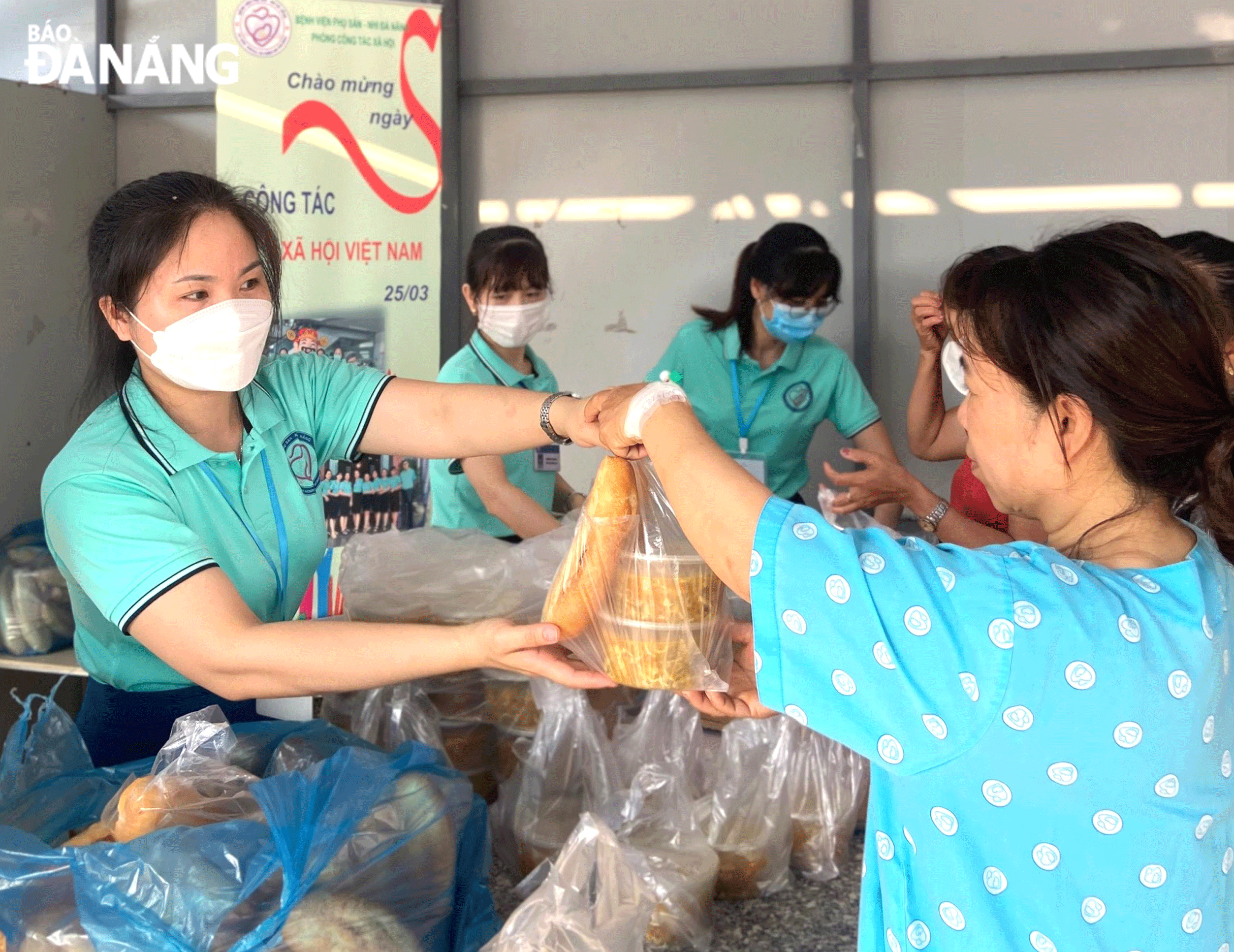 Social work staff at the Da Nang Maternity and Pediatrics Hospital providing free meals for needy patients. Photo: L.P