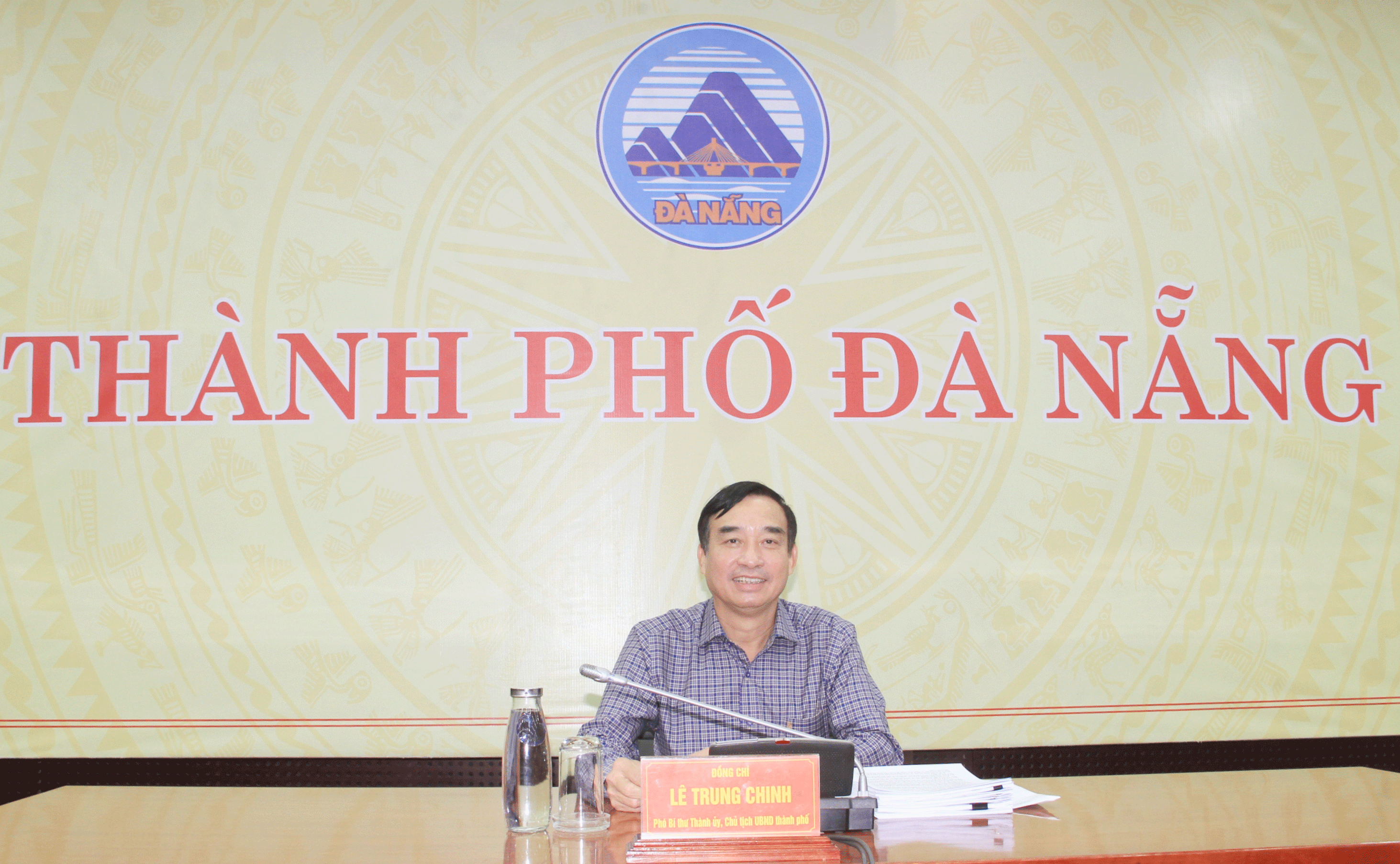 Chủ tịch UBND thành phố Lê Trung Chinh chủ trì phiên họp chuyên đề UBND  thành phố. Ảnh: TRỌNG HÙNG