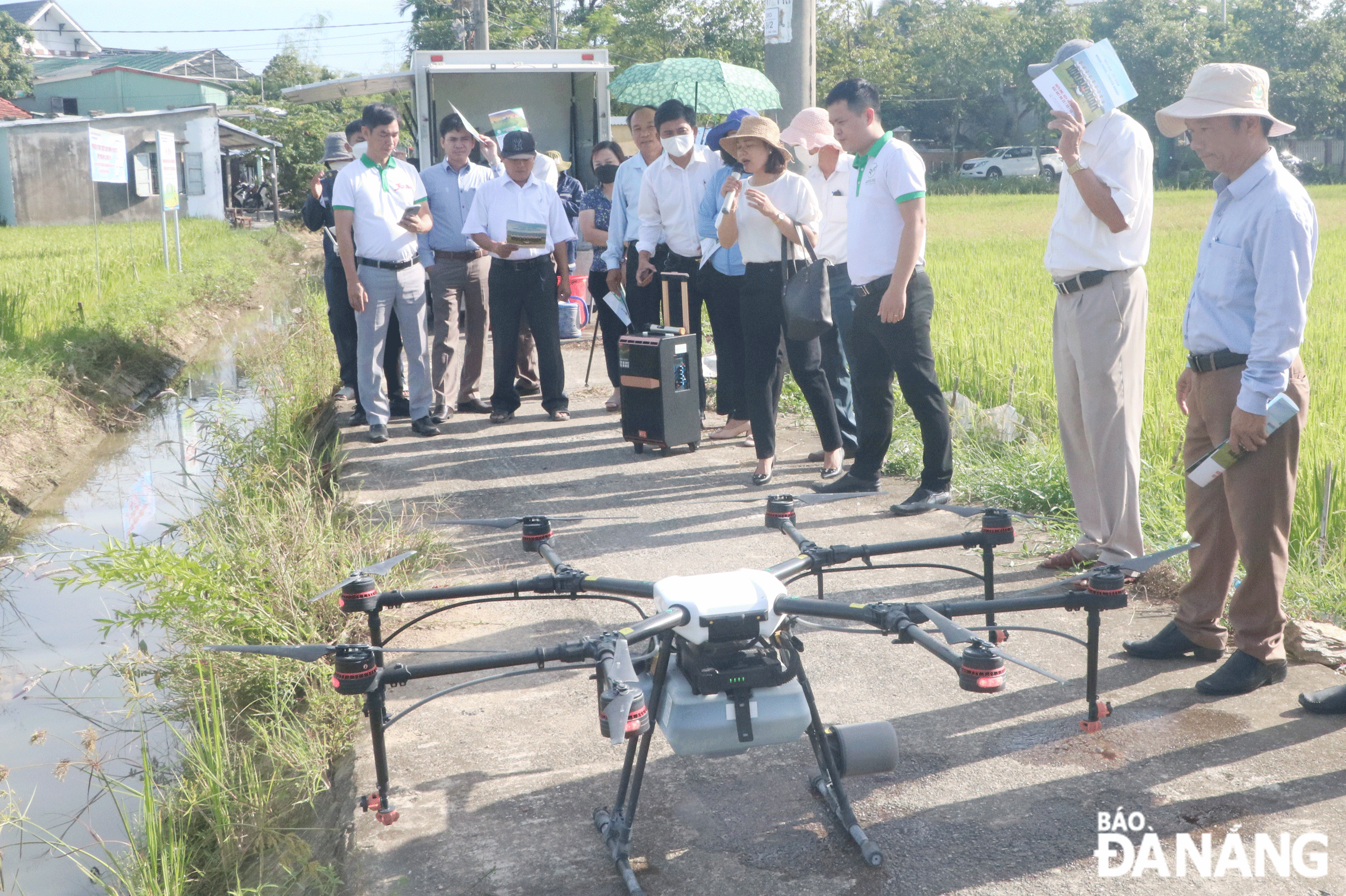 Hoạt động trình diễn sử dụng thiết bị bay (drone) để phun phân bón lá hữu cơ tại cánh đồng thôn Tây An, xã Hòa Châu. Ảnh: VĂN HOÀNG	