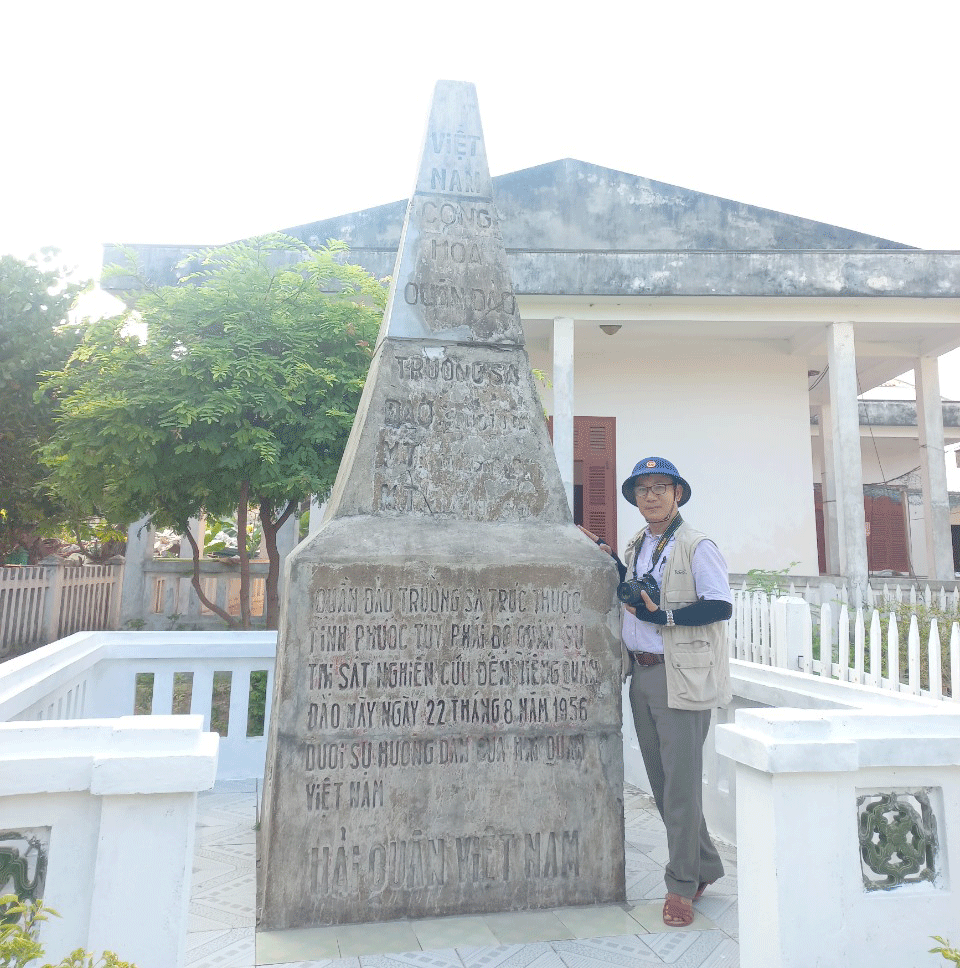 Tác giả bên Bia chủ quyền trên đảo Song Tử Tây, quần đảo Trường Sa (Bia lập vào ngày 22-8-1956).	