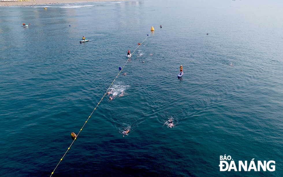 In the relay swimming event, each athlete swims 300m. Photo: VAN HOANG