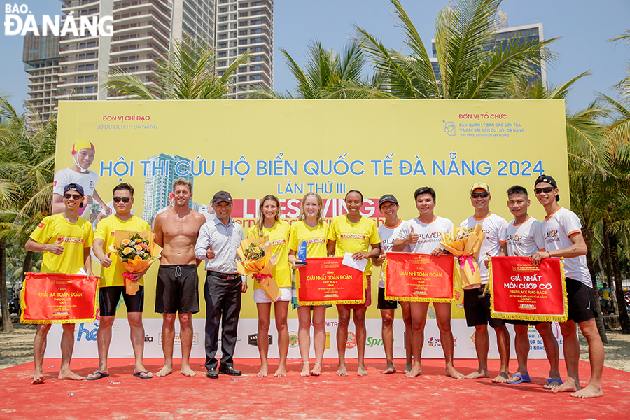 The organisers awarding prizes to the teams with the highest achievements. Photo: THU HA