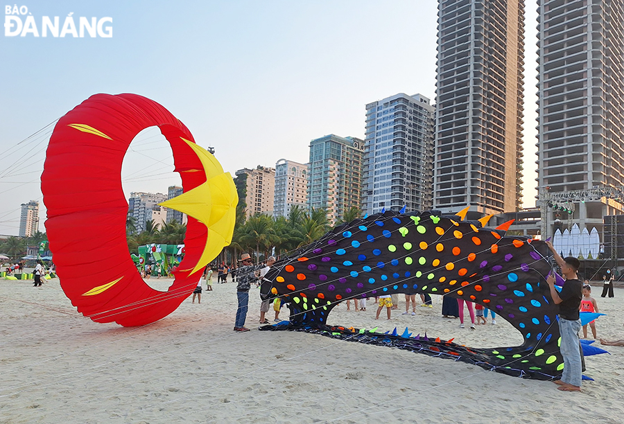 Hoạt động thả diều đã mang lại màu sắc tại bãi biển Đà Nẵng. Ảnh: THU HÀ