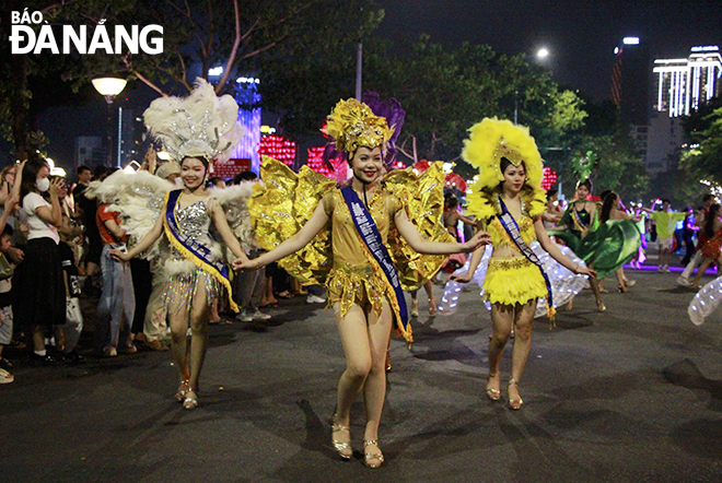 Các vũ công trong trang phục rực rỡ màu sắc trình diễn phục vụ người dân, du khách.