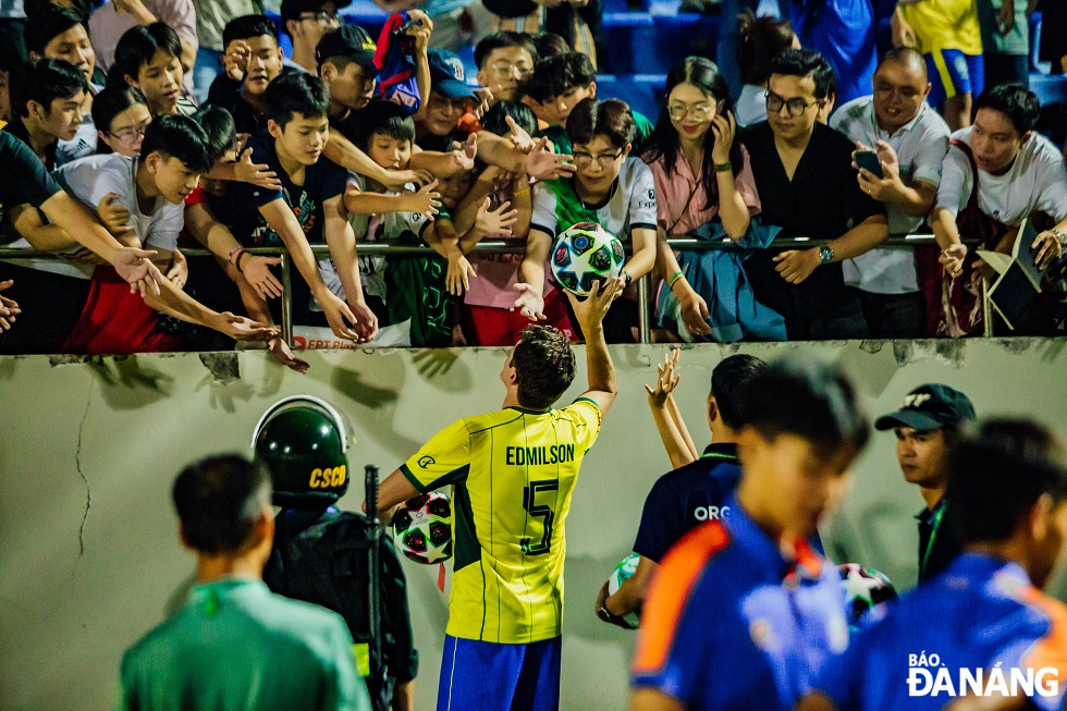 At the end of the match, former football players give away jerseys and balls with autographs to fans.