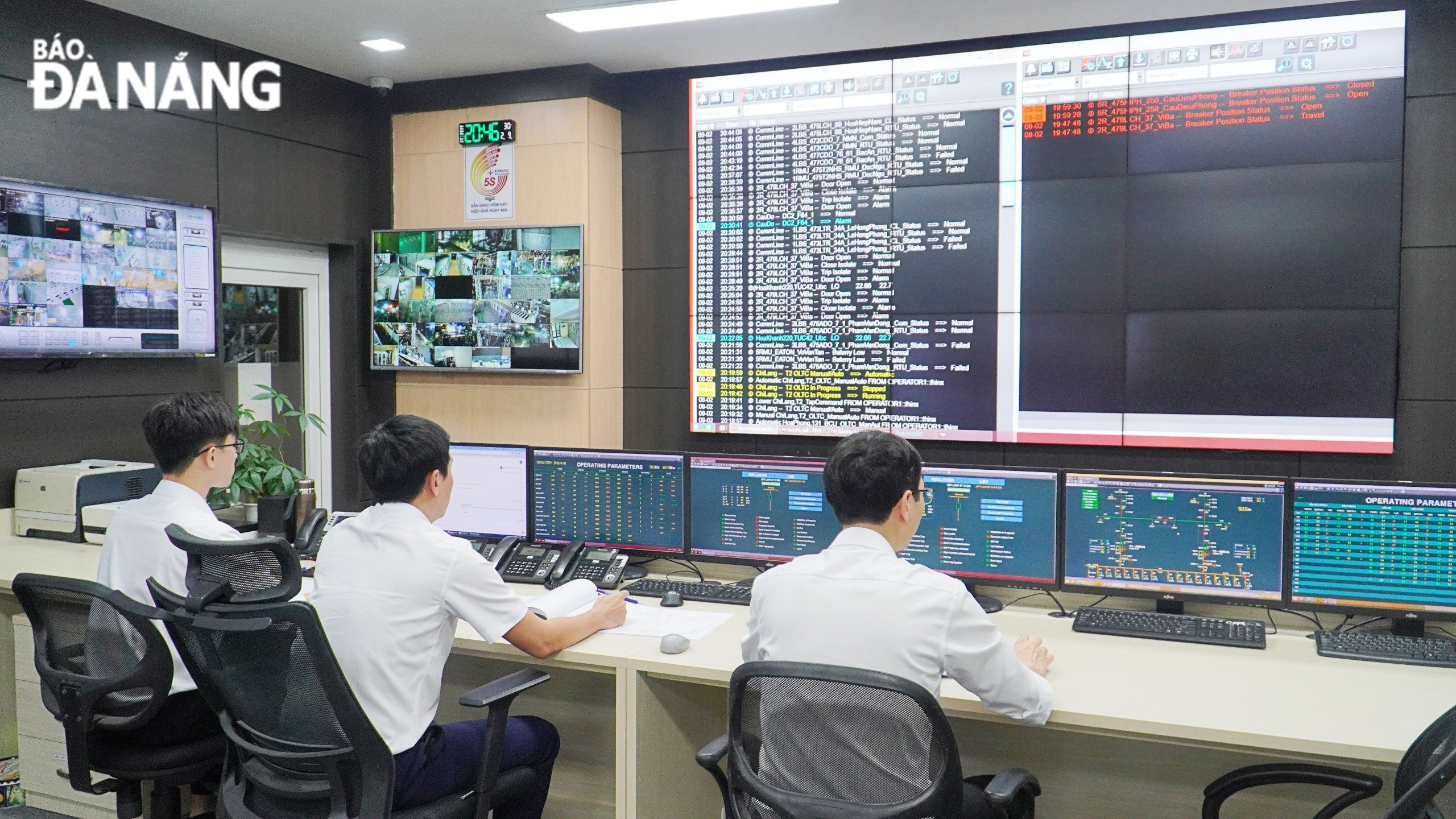 Employees on duty at the Power System Control Centre in Da Nang in an effort to promptly handle any incidents. Photo: TRAN TRUC