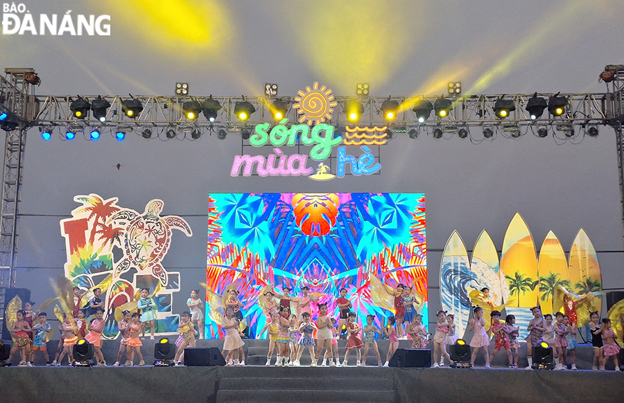 Many cultural and sports activities are organised during the Da Nang Beach Tourism Season 2024. In the photo: A performance at the opening ceremony. Photo: THU HA