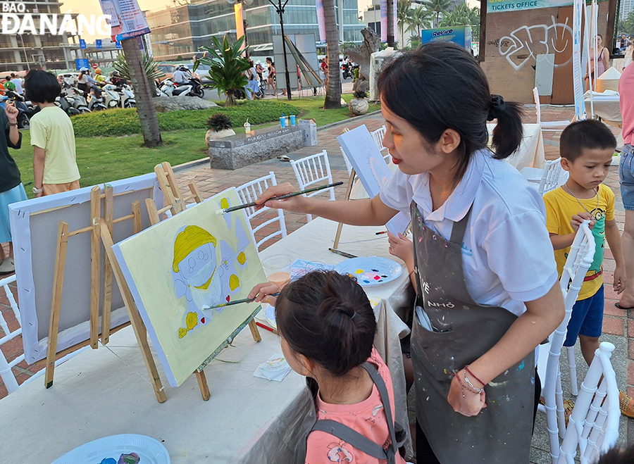 Children experiencing painting with the theme 