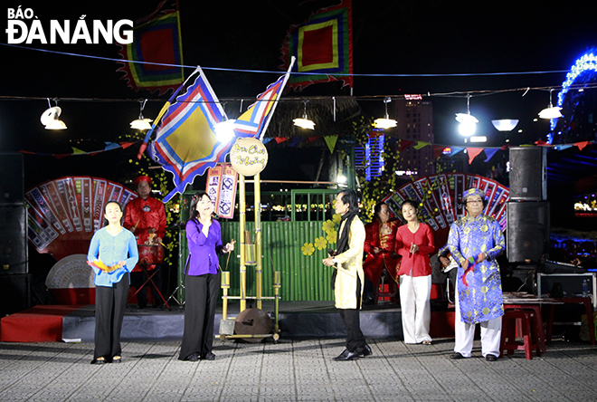 Bai Choi (Folk singing) performances under foot of the Dragon Bridge