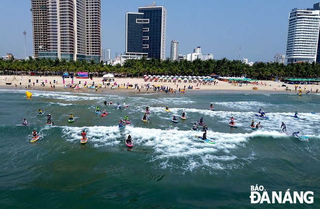 More than 300 domestic and international athletes participated in the openwater swimming championship, and the Danang SUP Race on the morning of April 28.