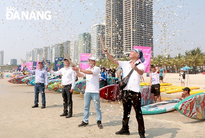 The Management Board of Son Tra Peninsula and Da Nang Tourist Beaches performed the ceremony to kick off the sports competitions.