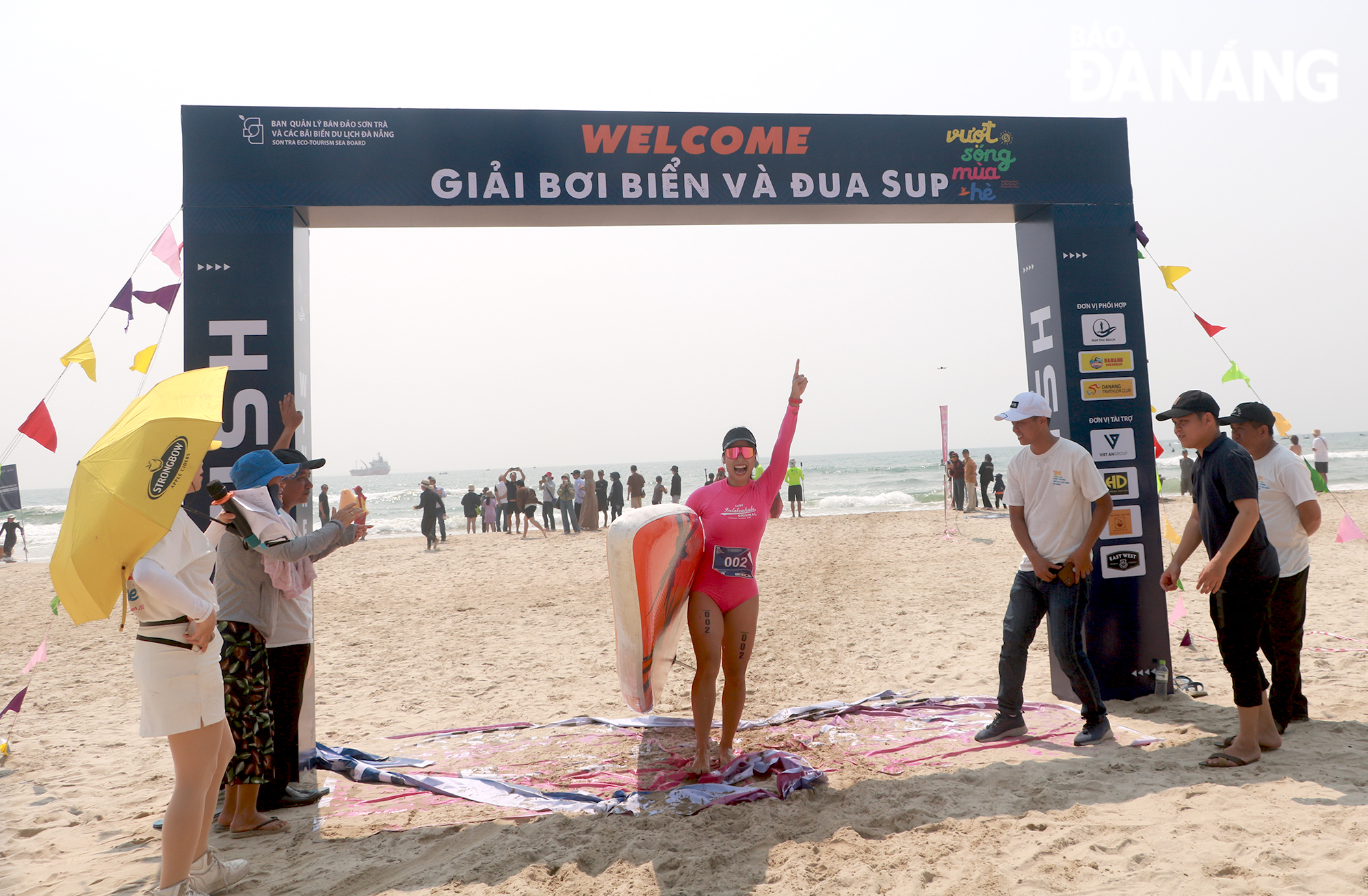 A female athlete participating in the 2km women's sup race celebrated her victory at the finish line