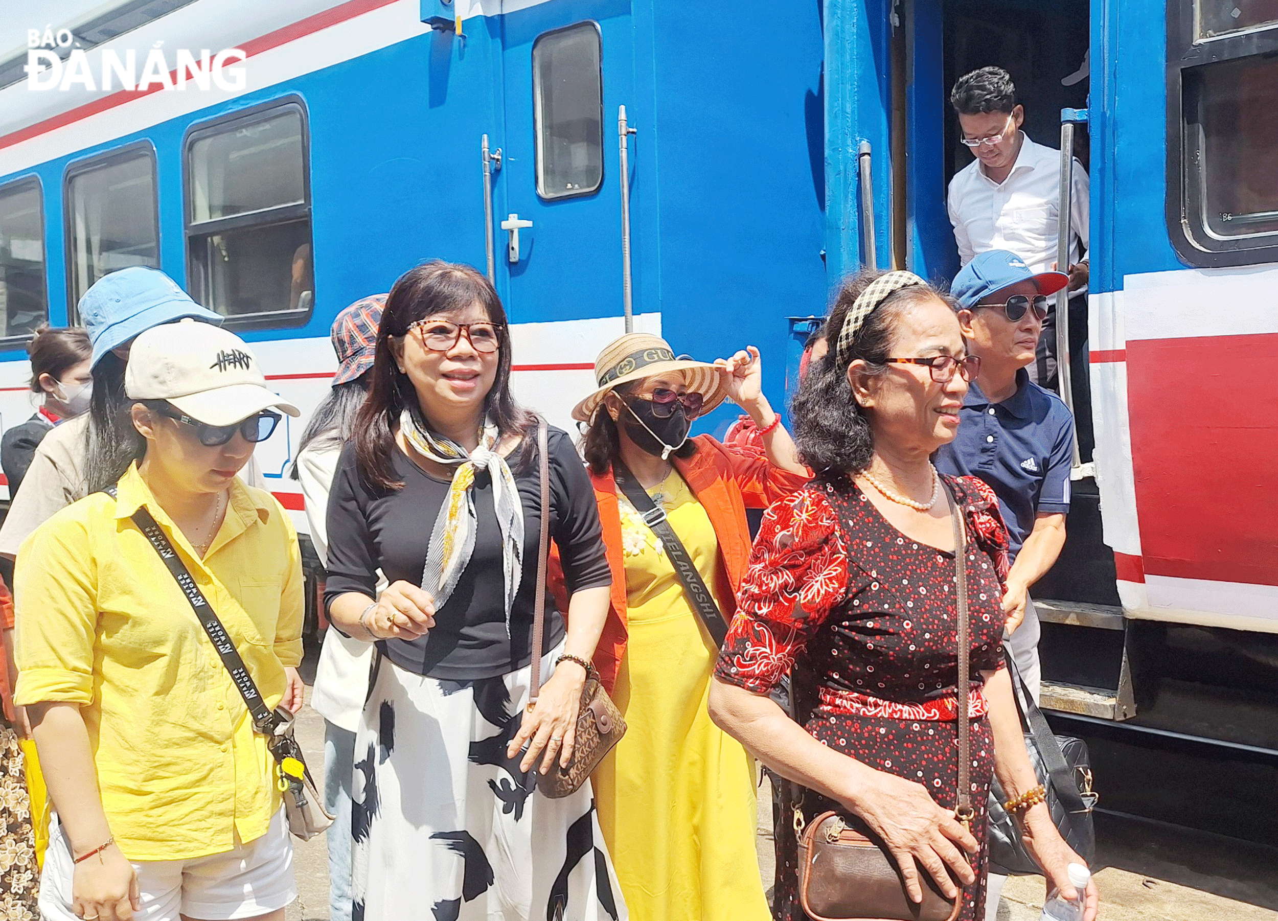 Through rail, visitors will have more interesting experience on the beautiful pass connecting the two localities of the Da Nang and Thua Thien Hue. Passengers arre seen arriving at the Da Nang railway station. Photo: THU HA