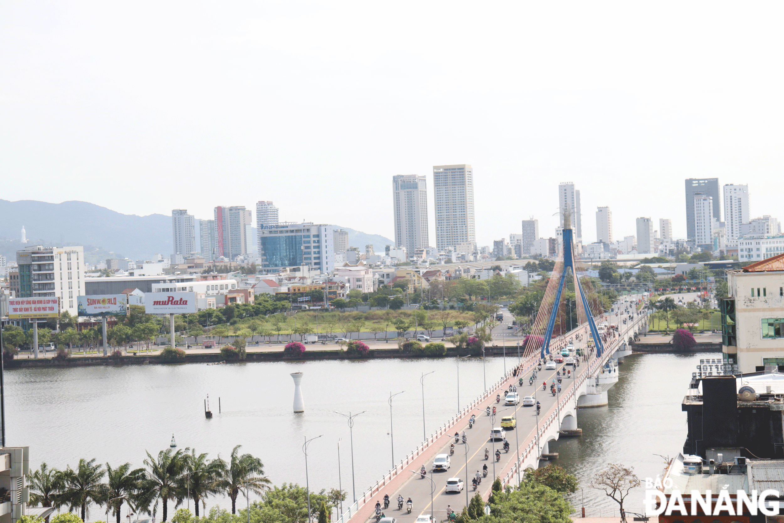 Da Nang's urban space was expanded to the east bank, especially after the Han River Bridge was inaugurated. Photo: HOANG HIEP