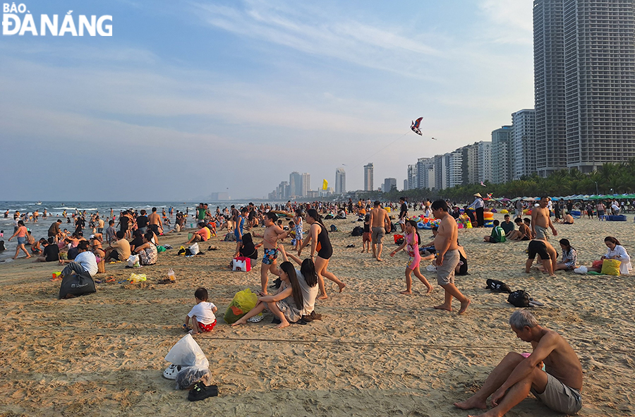 Da Nang beaches are crowded with people