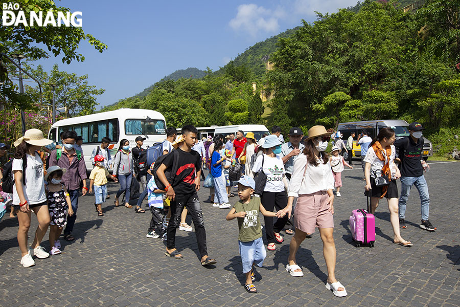 Visitors to the Nui Than Tai Hot Spring Park 