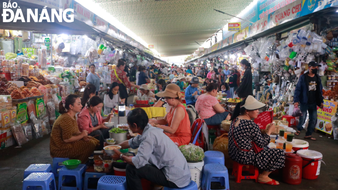 At Con market (Hai Chau district), from about 3:00 p.m. to 6:00 p.m., there are dozens of stalls selling many dishes such as ‘banh loc’ (steamed clear tapioca cakes in banana leaves), ‘banh beo’ (Vietnamese bloating fern-shaped cake attachment), ‘banh nam’ (rice dumpling wrapped in banana leaf), Quang noodles, chicken rice or noodles.