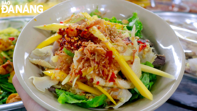 Mixed ‘Pha Lau’ (offal stew) is considered to be one of the must-eat dishes when you are in Da Nang. This delicious food is cooked from beef internal organs such as beef tripe, small intestine, heart, stomach, lungs, and liver. The combination of many sour, spicy, salty, and sweet flavors makes this dish one of the favourite dishes of many diners when coming to the Con Market.