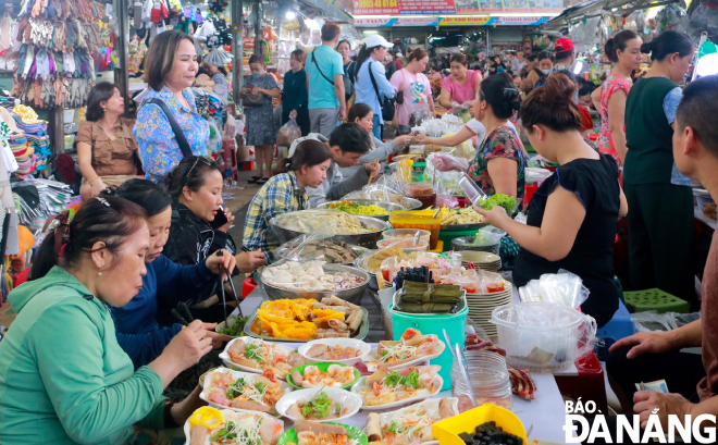  Diners enjoy the food, chat with sellers and immerse themselves in the bustle of the market. Many diners said that this makes them feel more delicious when enjoying the food.