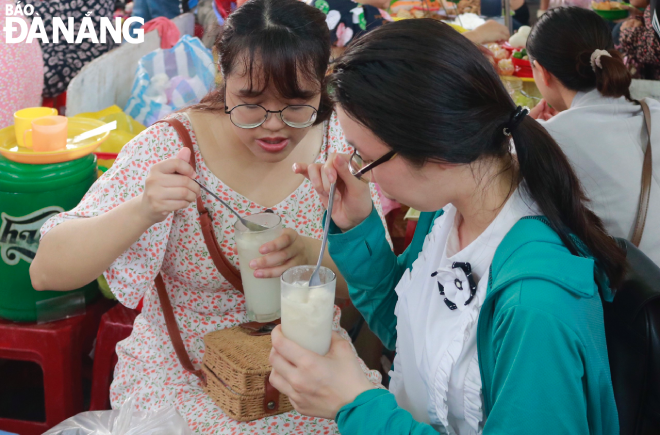  After enjoying delicious dishes, diners can quench their thirst with Vietnamese sticky rice wine for VND 10,000 /glass.