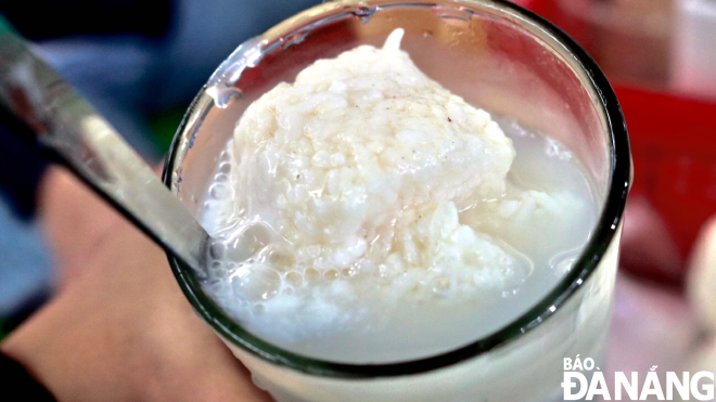   Vietnamese sticky rice wine has a slightly sour taste, a sweet aftertaste, and a faint aroma of alcohol due to the fermentation process of the sticky rice.