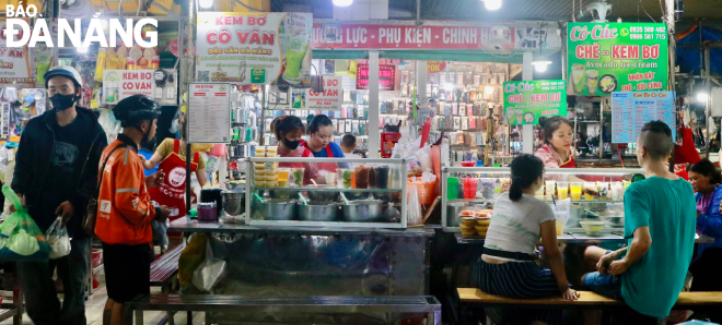 Besides the Con Market, the Bac My An Market in Ngu Hanh Son District also attracts many diners with its culinary diversity. Among them, the most famous is avocado ice cream.
