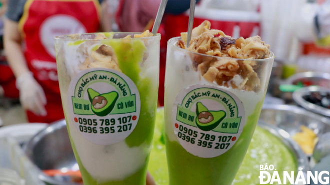 A cup of avocado ice cream with pureed fresh avocado, milk cream, smooth coconut milk and dried coconut costs VND 20,000.