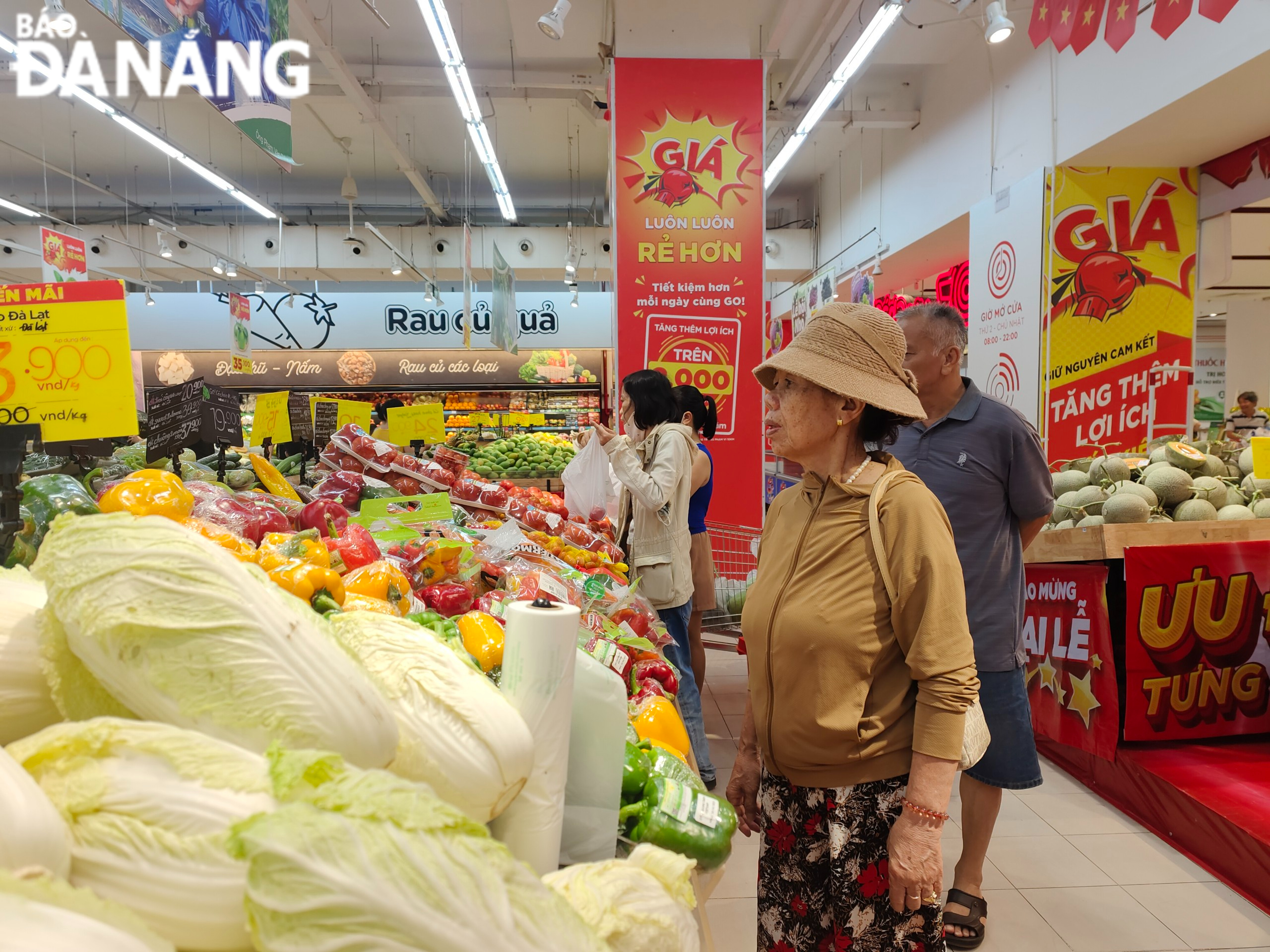 Local people take advantage of this opportunity to shop and enjoy incentives and discounts at supermarkets.