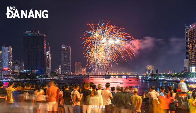 The brilliant fireworks in the sky of Da Nang seem to connect tens of thousands of Da Nang residents and tourists closer together. Photo: HUYNH VAN TRUYEN