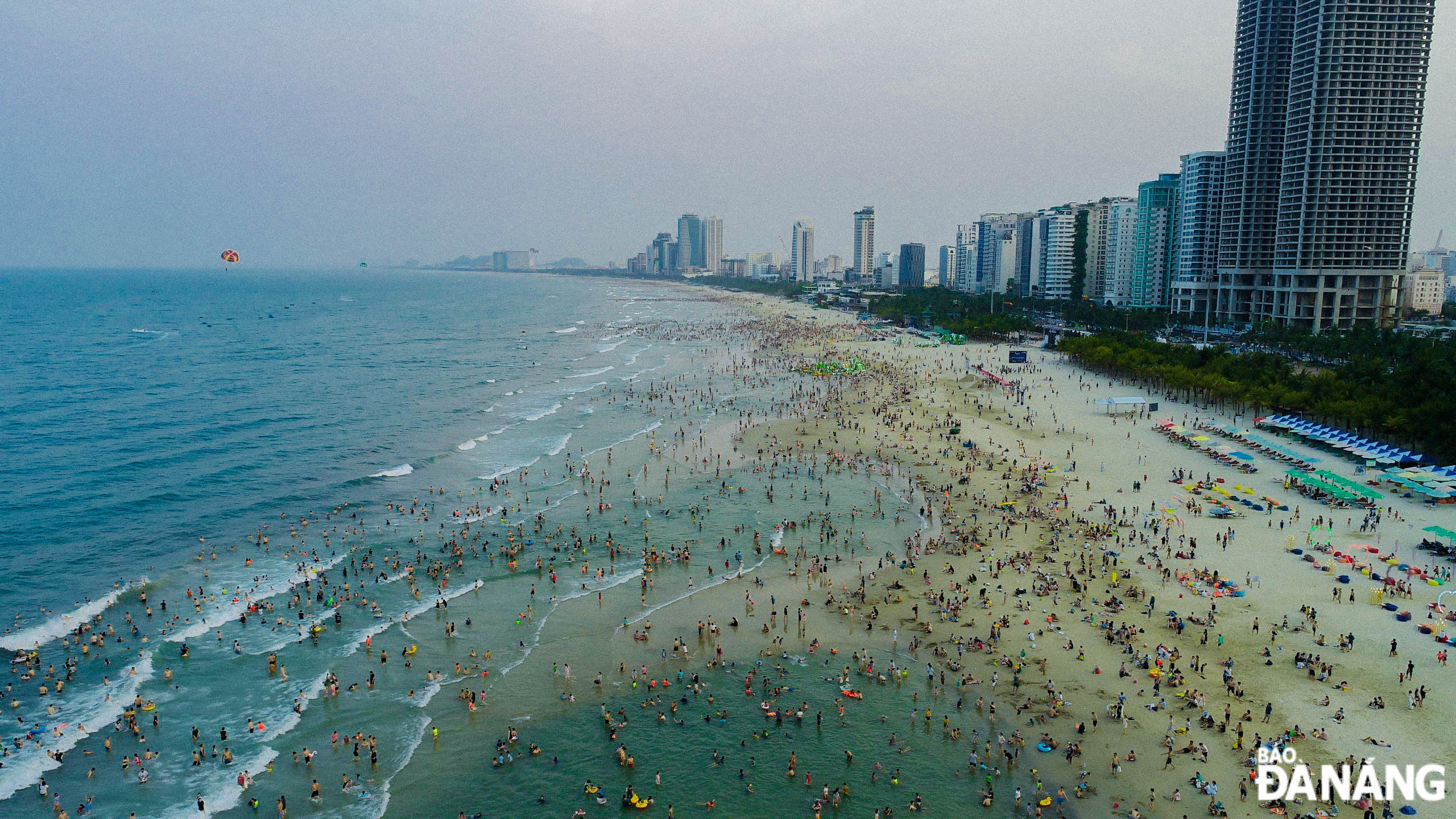 Da Nang beaches are crowded with locals and tourists during the ongoing holiday