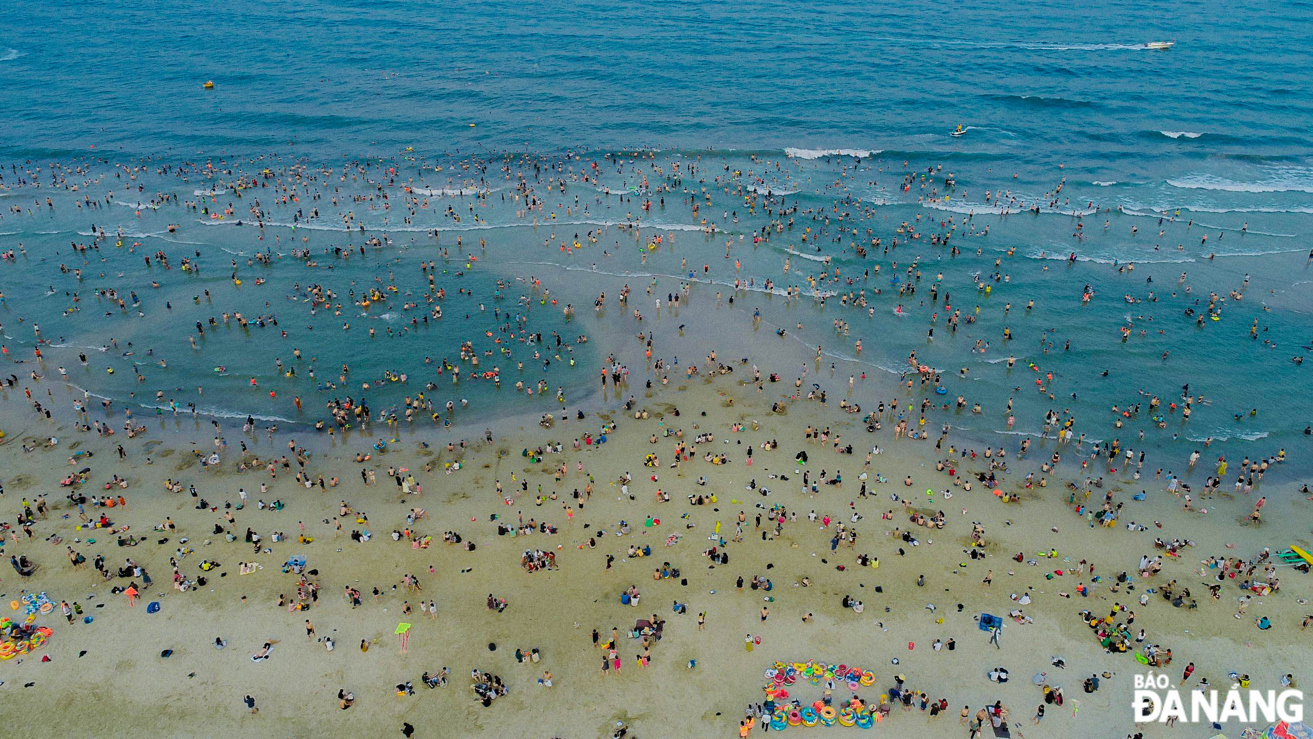 Da Nang beaches become an ideal destination for people and tourists during this year's holiday