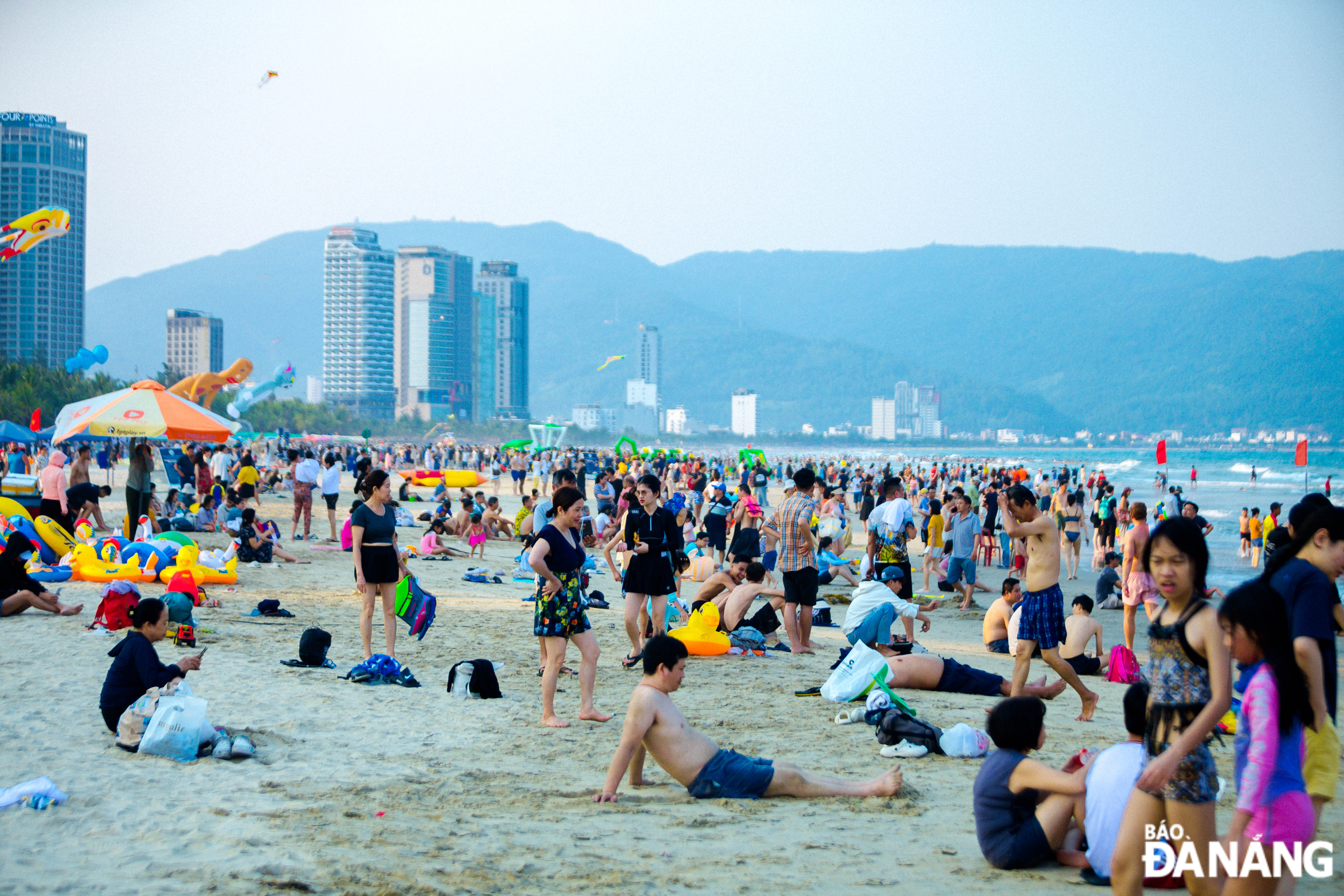 Huge crowds overrun Da Nang beaches